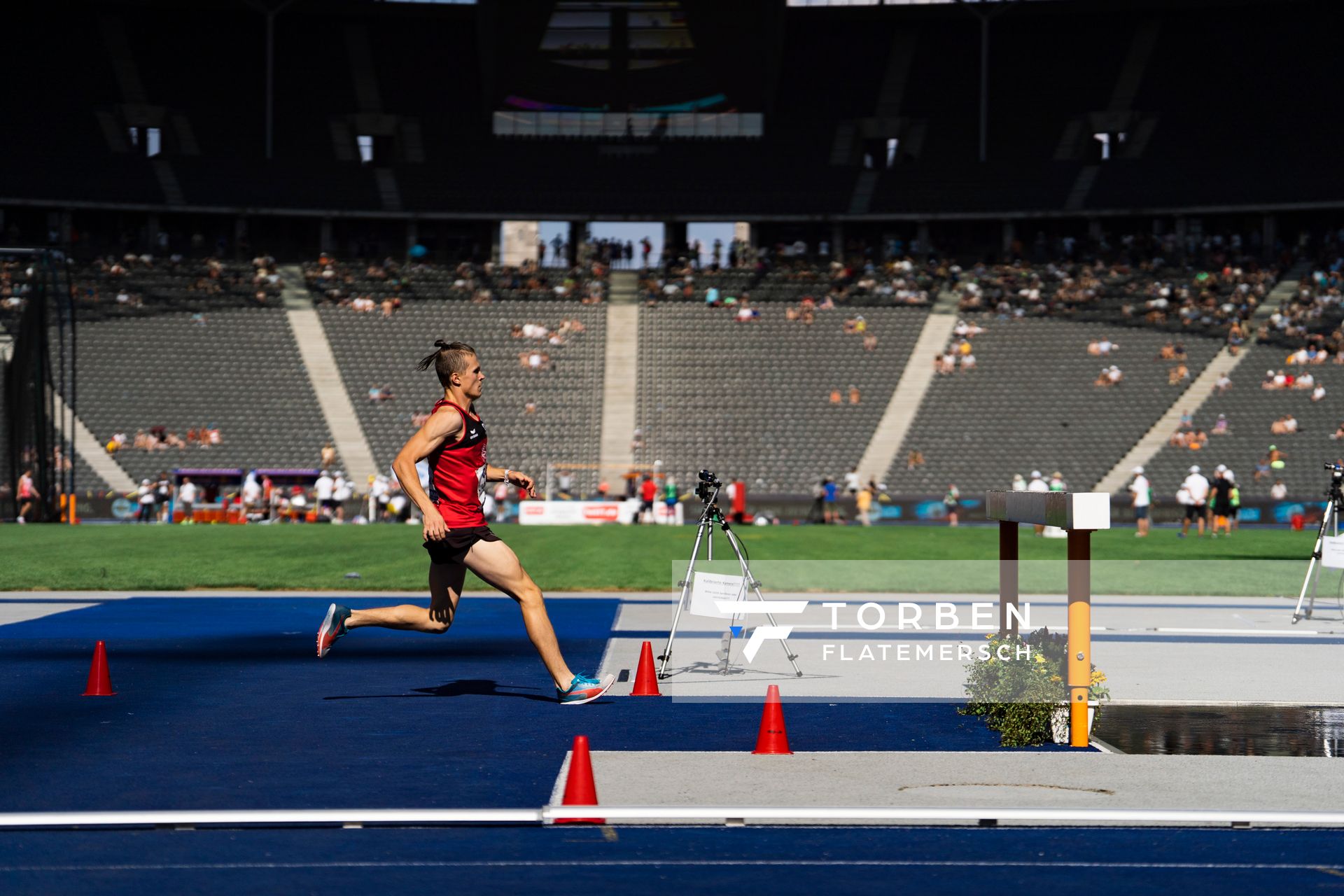 3000m Hindernis Wassergraben mit Nils Huhtakangas (LG Osnabrueck) waehrend der deutschen Leichtathletik-Meisterschaften im Olympiastadion am 26.06.2022 in Berlin